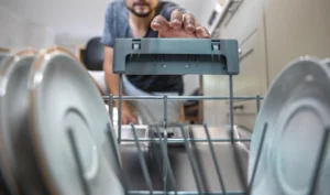 Placa electrónica de lavavajillas dañada mostrando luces de error, problema común al no calentar agua